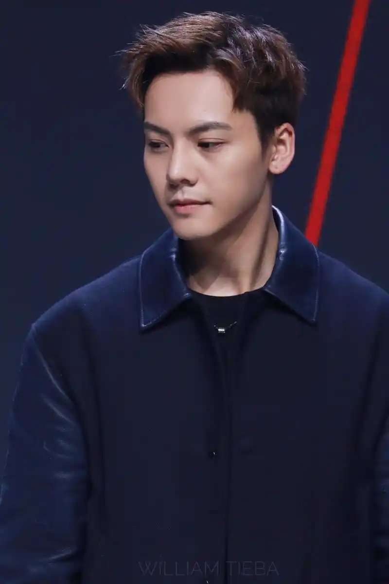 陈伟霆美宝莲纽约亚太区代言人,美宝莲shine boy来啦,今晚星钻小灯管