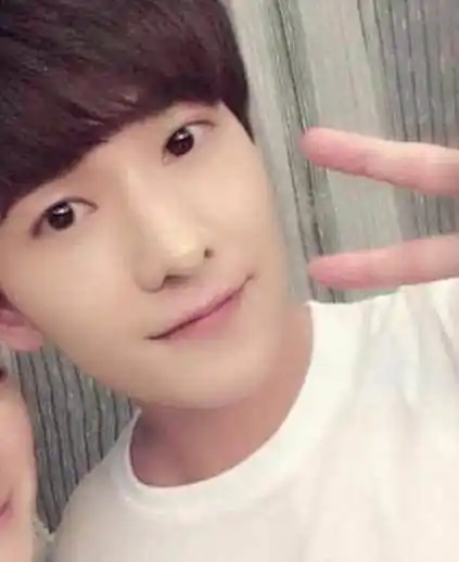 白色的t恤,"锅盖头"发型,剪刀手卖萌,真的是太可爱了,这就是一个十足