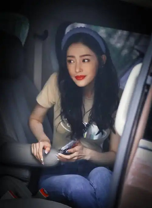 组图:张天爱《浪姐3》路透图曝光 长卷发配红唇港风十足