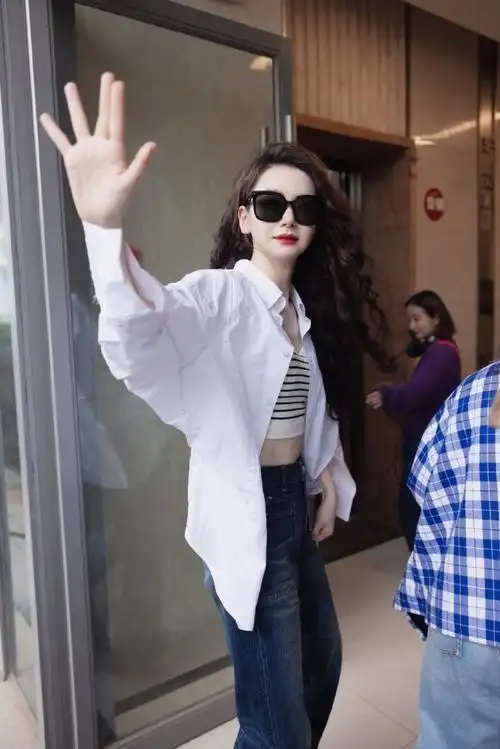 戚薇复古红唇##戚薇波浪羊毛卷造型