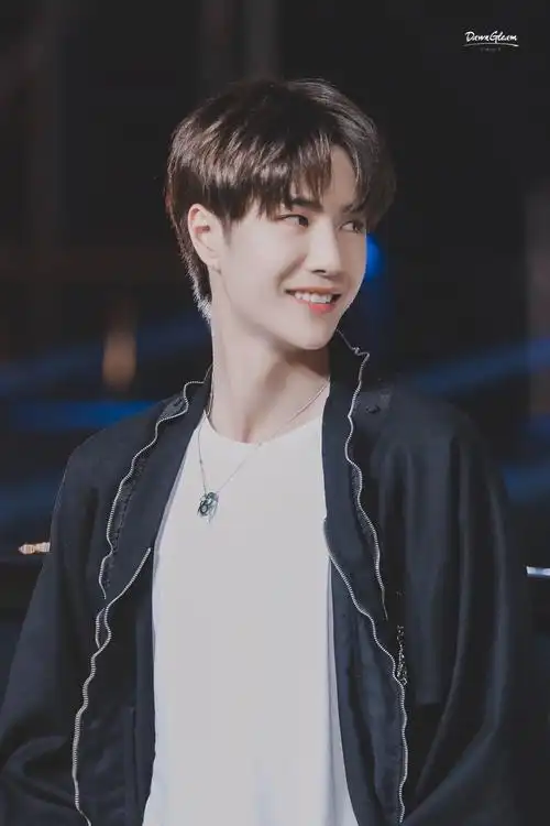 180915bmwm宝马嘉年华活动uniq王一博73可爱小盆友73crlogo