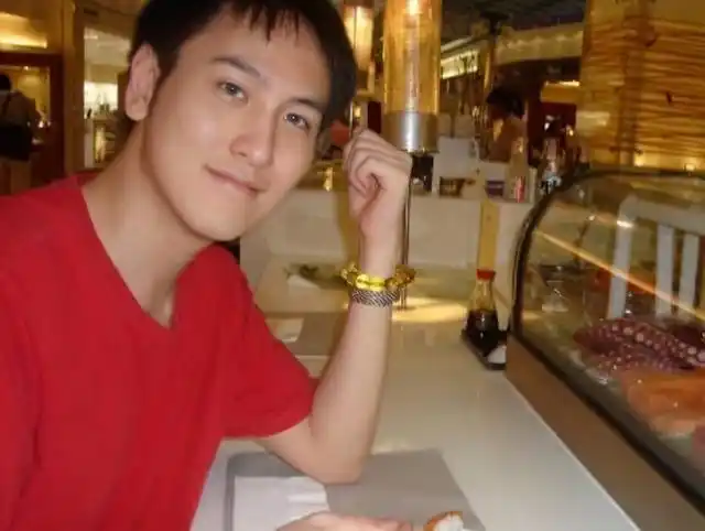 父亲给他留下133套房每套价值上亿如今37岁依旧单身