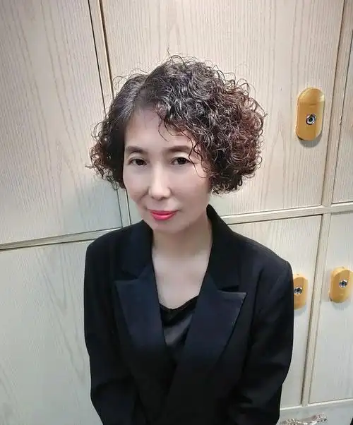 女人过了50岁发型这样剪洋气时尚显气质