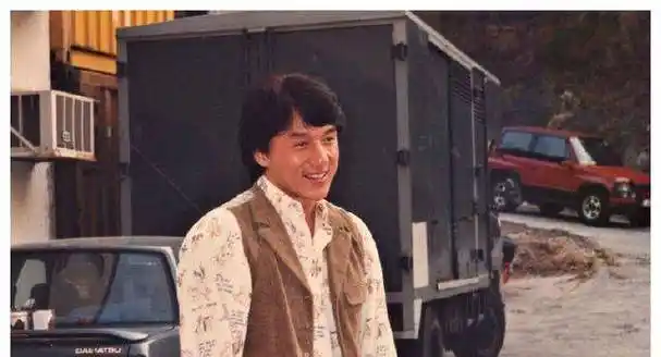 成龙不安起来,整个店都围着自己转,怎么可能只买一个钱包或者一条皮带