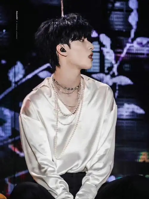 严浩翔极挑三宫格花絮照