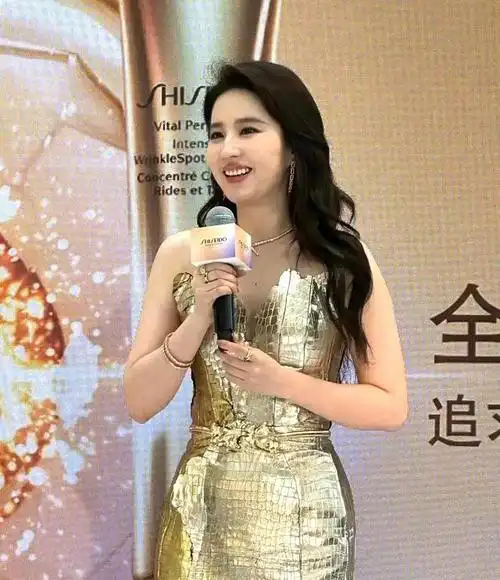 刘亦菲又圆润了!这体型有人猜130斤,有人猜110斤,粉丝坐不住了