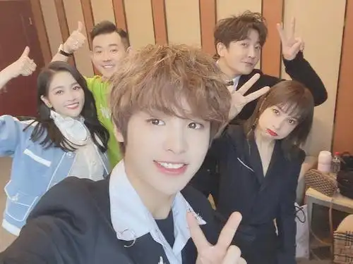 看黄明昊教你如何用一个拍照手势在合影中脱颖而出