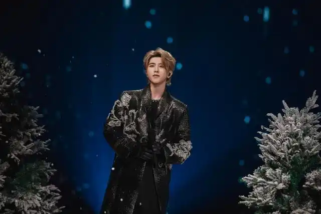 蔡徐坤跨年舞台献唱《梦》《hug me》,kun式舞台美学惊艳全场