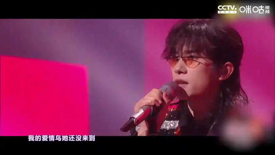 代际间音乐和歌手的碰撞tfboys易烊千玺翻唱林依轮的爱情鸟将氛围感