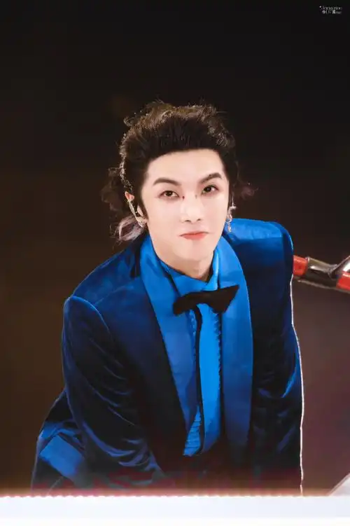 2023华晨宇火星演唱会##华晨宇演唱会##华晨宇穿了十年前快男夺沟的