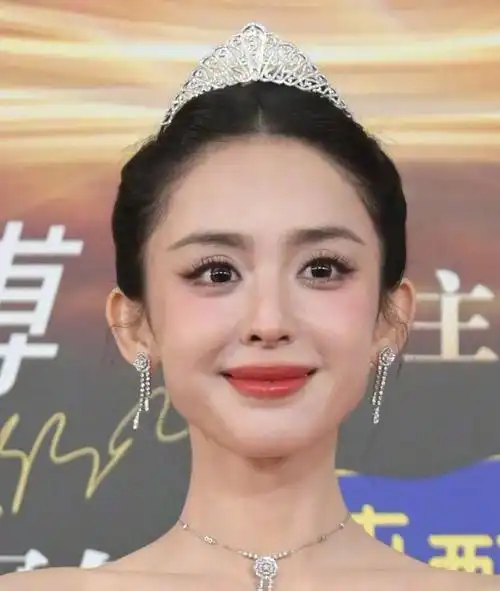 周冬雨的肌肤状态一直无可挑剔,但发型实在不太好看,虽知道发型师想