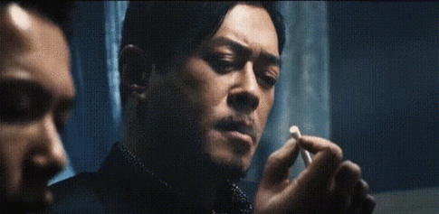一个简单吸烟的动作,古天乐脸部肌肉微微的抽动,已经将他身为大毒枭