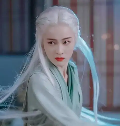 女星"白发"造型,唐嫣凄美,杨幂霸气,看到迪丽热巴:心跳加速了