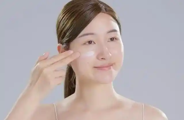 直接涂面霜不仅没有起到护肤意义,还可能堵塞毛孔,导致闷痘.