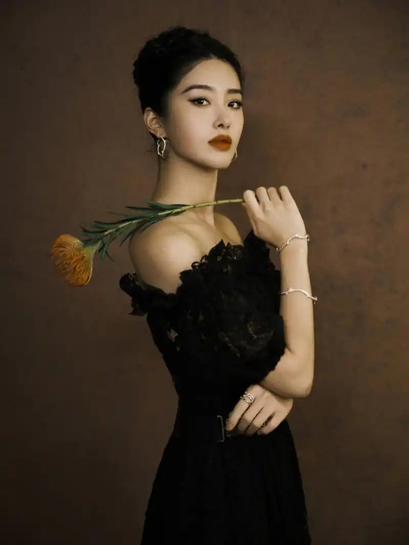 杨采钰黑色蕾丝一字肩裙写真大赏,优雅神秘中散发暗夜诱惑,令人陶醉