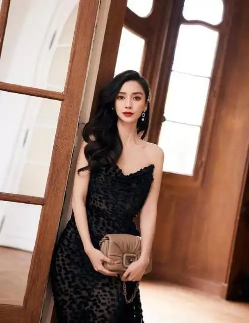 angelababy不愧是模特出身,深v抹胸裙大秀身材,肤白貌美大长腿