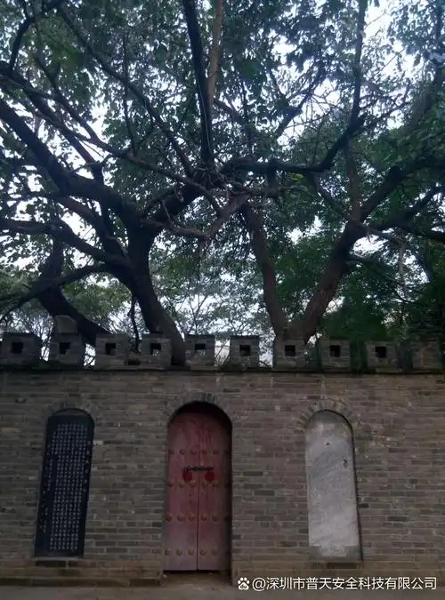 世界上最小的城-汉桑城  汉桑城,一座世界上最小而又最奇特的城,位于