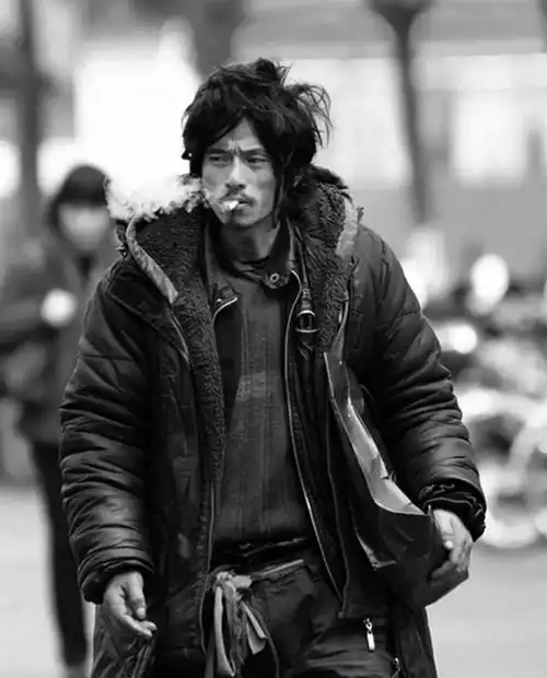 李易峰抽烟这个姿势一看就不是老烟枪