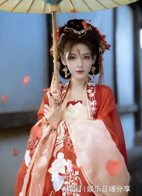 张予曦着红衣古装妖娆明艳花雨中撑伞魅感十足
