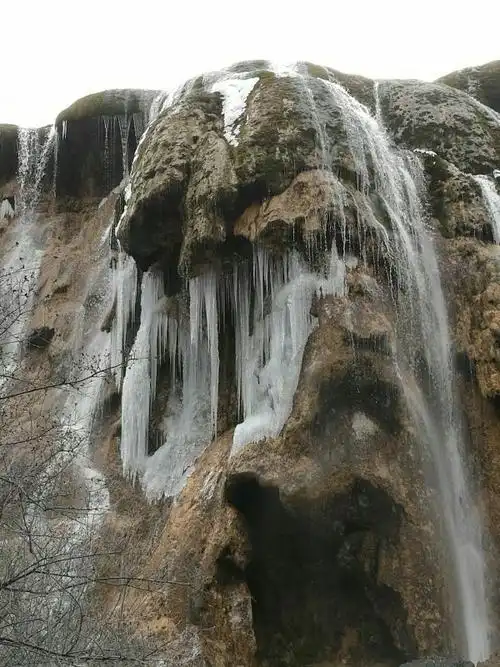 在诺日朗瀑布,白练腾空,银花四溅,山谷轰鸣,颇为壮观.