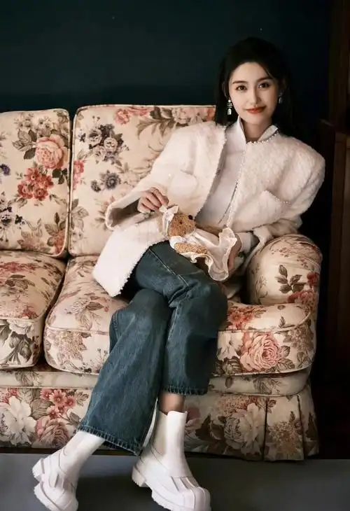 蒋依依的春日美学穿搭,随性且青春,不愧是零零后女星