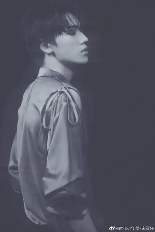 宋亚轩初夏随拍##宋亚轩橘白拼接卫衣