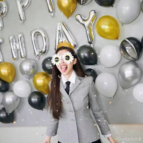 10月28是张天爱的生日,她在绿洲晒出庆生照,写道"礼物都收到了,大白菜