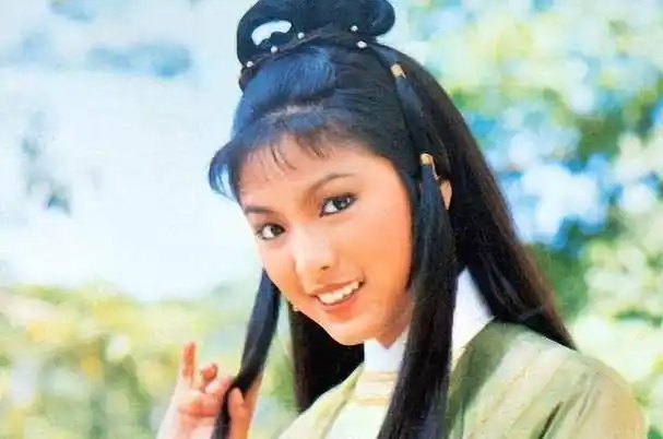 米雪也曾成功塑造了"黄蓉"这一角色,其演技丝毫不逊色于翁美玲,同样让