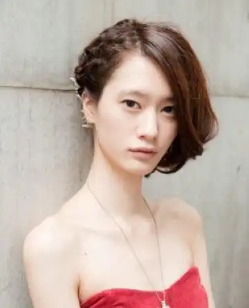 四六分的斜刘海波波头,简单干练,偶尔想要做点变化,增添优雅个性.