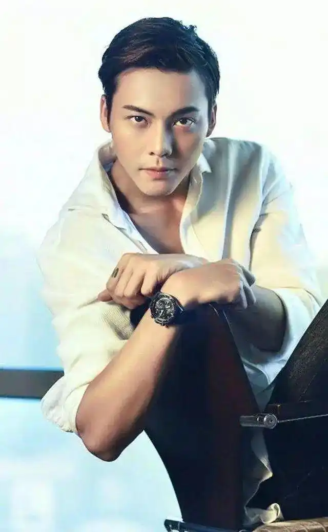 就是经典的背头发型,怎样才能 出众 ?陈伟霆发型可以参考一下