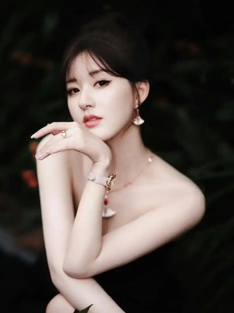 赵露思黑色抹胸纱裙造型# 赵露思黑色抹胸纱裙造型写真大片来 - 兑趑