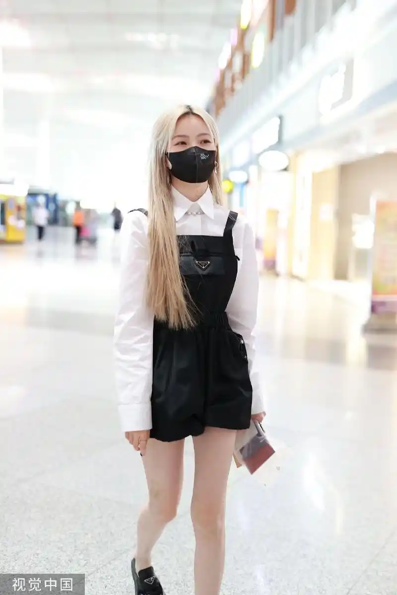 组图:陈卓璇白金发造型亮相北京机场 衬衫叠穿吊带裙元气十足