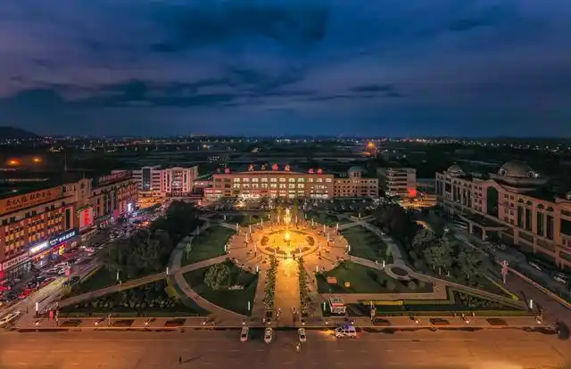 47/80 2019年8月,大石桥火车站广场夜色.