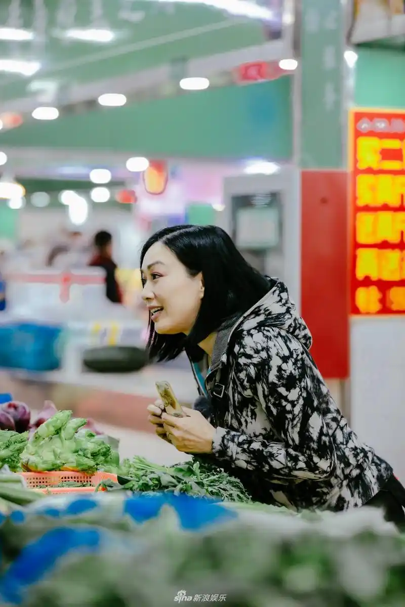 组图:蔡少芬买菜利落熟练 钟丽缇胳膊夹甘蔗霸气外露