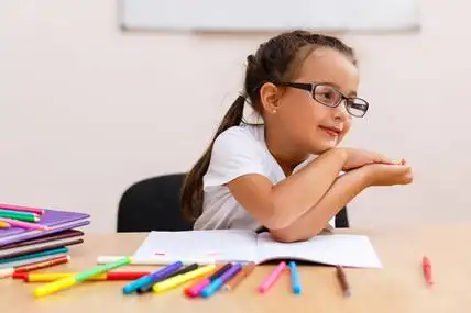 戴眼镜的漂亮勤奋的女孩在学校学习照片