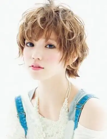 女生短发烟花烫发型效果图