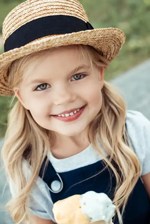 拿着美食面带微笑的小女孩儿童