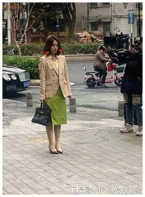 蓝盈盈晒照抱妈妈,苦相脸不见了!变漂亮没整容,刻意做肌肉练习_蓝盈莹