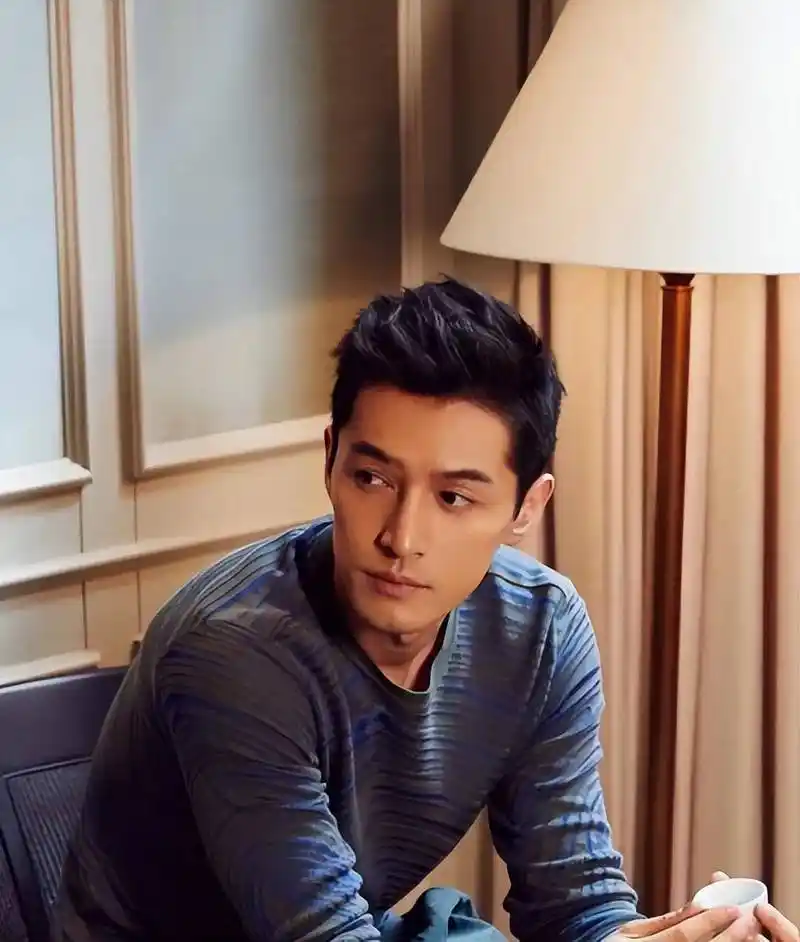 胡歌近照引热议:岁月中的坚守与蜕变