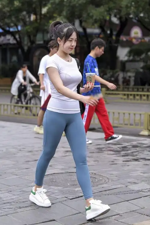 打底裤紧身的效果明显搭配紧身的上衣好身材美出你的气质