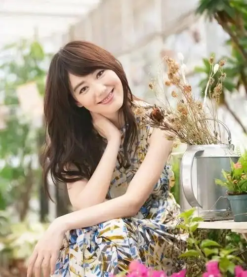 主持人王冠,曾是李咏的好搭档,消失5年入网红界,39岁依旧未婚