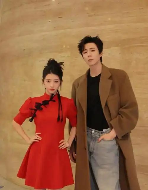 刘宇宁跟何蓝逗合影好逗比啊一点架子都没有啊