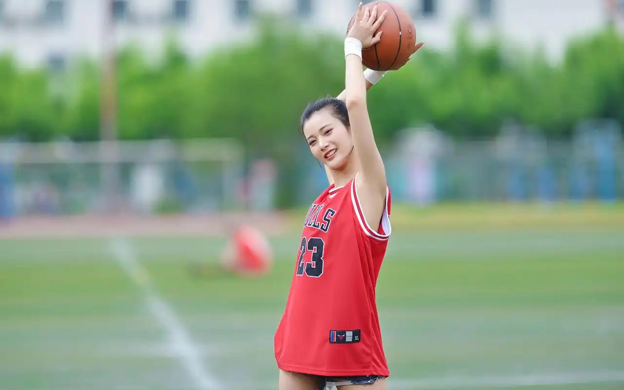性感篮球美女球场高清桌面壁纸