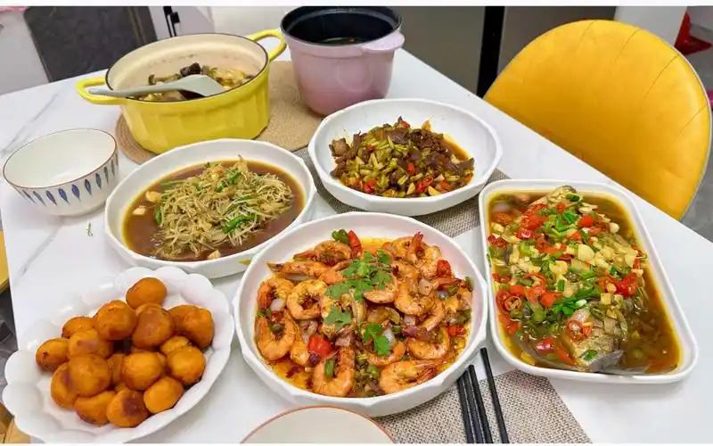 家有上学娃,晚餐做了四菜一汤,鸡虾鱼肉都有,网友:想挑食都难