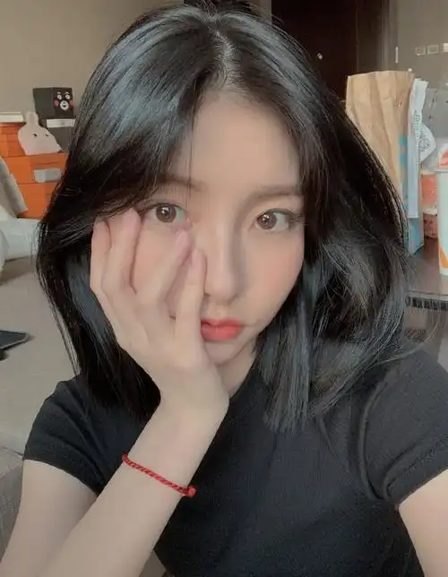 豆得儿晒美照皮肤变好,妆容精致大摆pose少女感十足