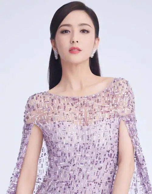 主持人服装女款图片(最美春晚主持佟丽娅穿搭) - 赤虎壹号