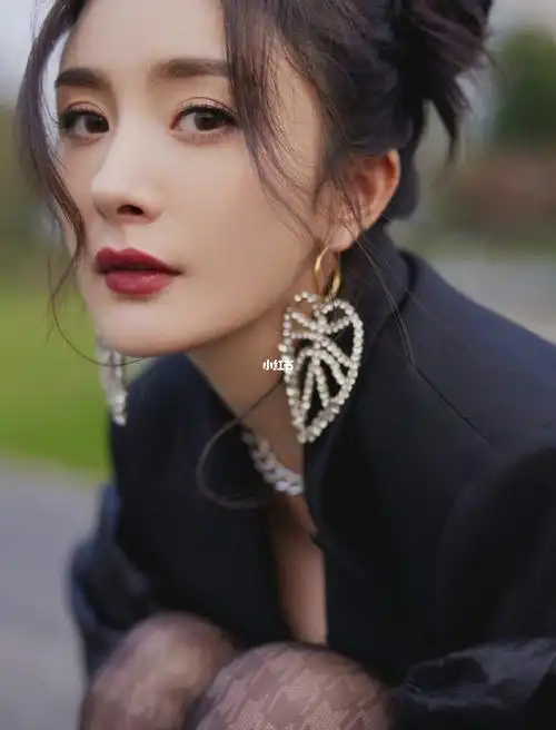 杨幂亮相 王牌对王牌造型 黑丝性感又帅气