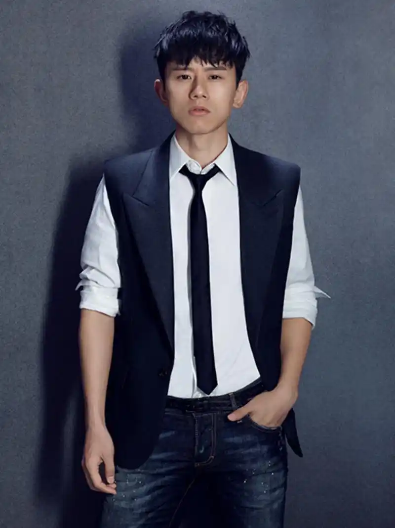 张杰录节目玩游戏晕倒脸砸到凳子,网友纷纷声讨节目组!