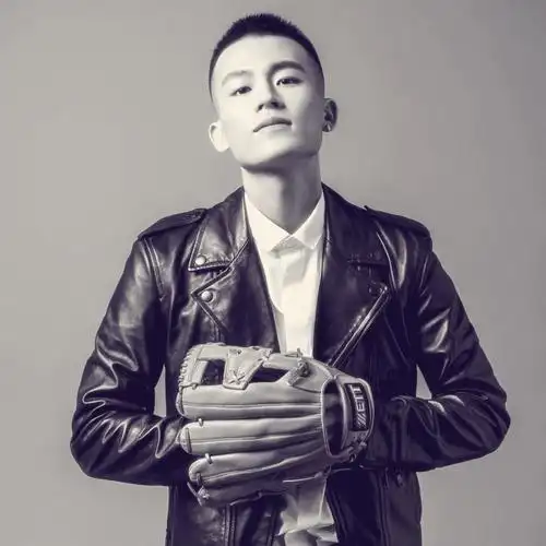 欧豪五官很立体,尤其是鼻子,寸头真的超级适合了.