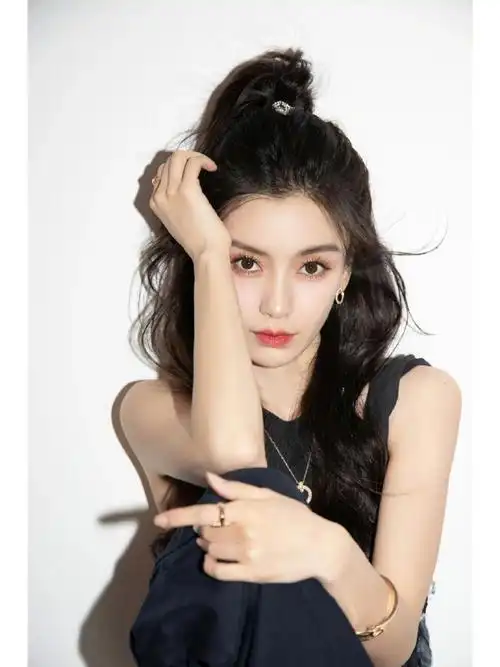 angelababy杨颖|最新活动造型,一身从头到脚的all black穿搭,佩戴